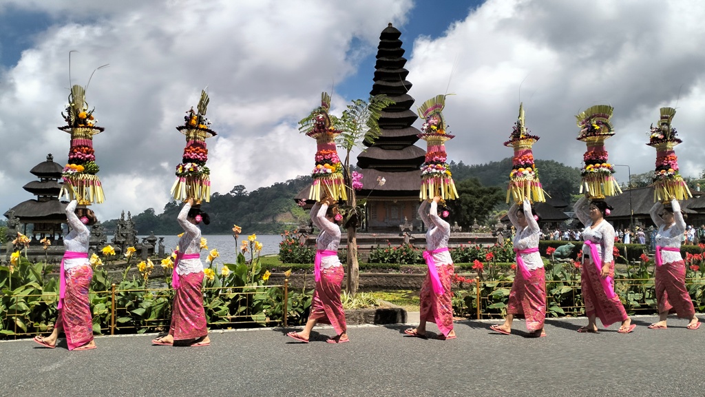 PARADE: Parade gebogan saat momen libur akhir tahun 2023 lalu di DTW Ulun Danu Beratan. Parade serupa akan kembali digelar akhir tahun 2024 ini.