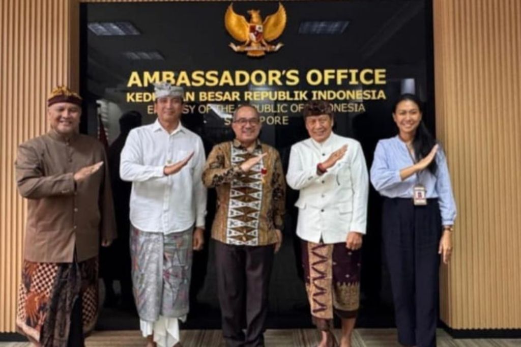 Direktur Utama PT. BIBU Panji Sakti Erwanto Sad Adiatmoko Hariwibowo (paling kiri) berpose bersama Duta Besar Republik Indonesia untuk Singapura Suryo Pratomo (tengah).
