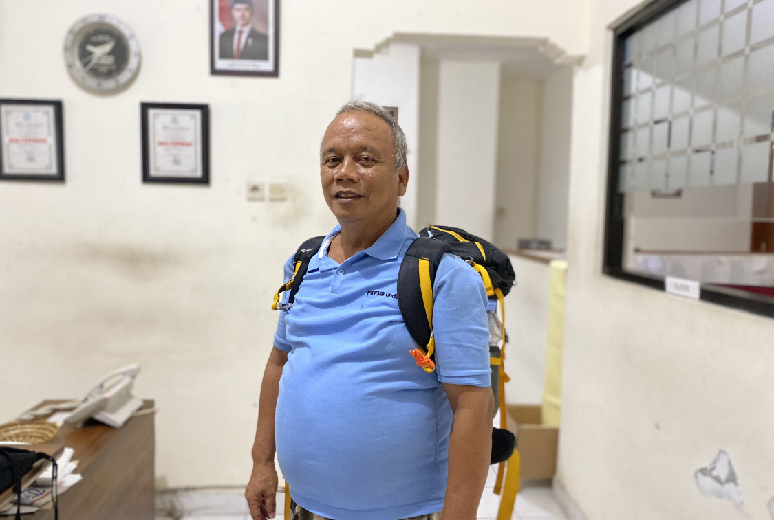 KELILING INDONESIA: Sudarmin warga Bekasi yang tiba di Kantor Bali Express Jawapos Grup, Senin (16/12).