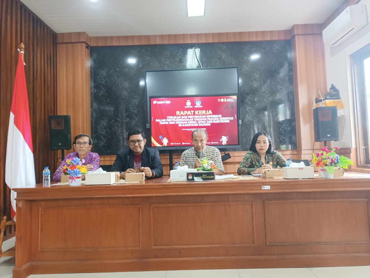 RAPAT: Pelaksanaan rapat kerja di KPU yang mengungkap ada sisa anggaran Badung, Selasa (17/12).