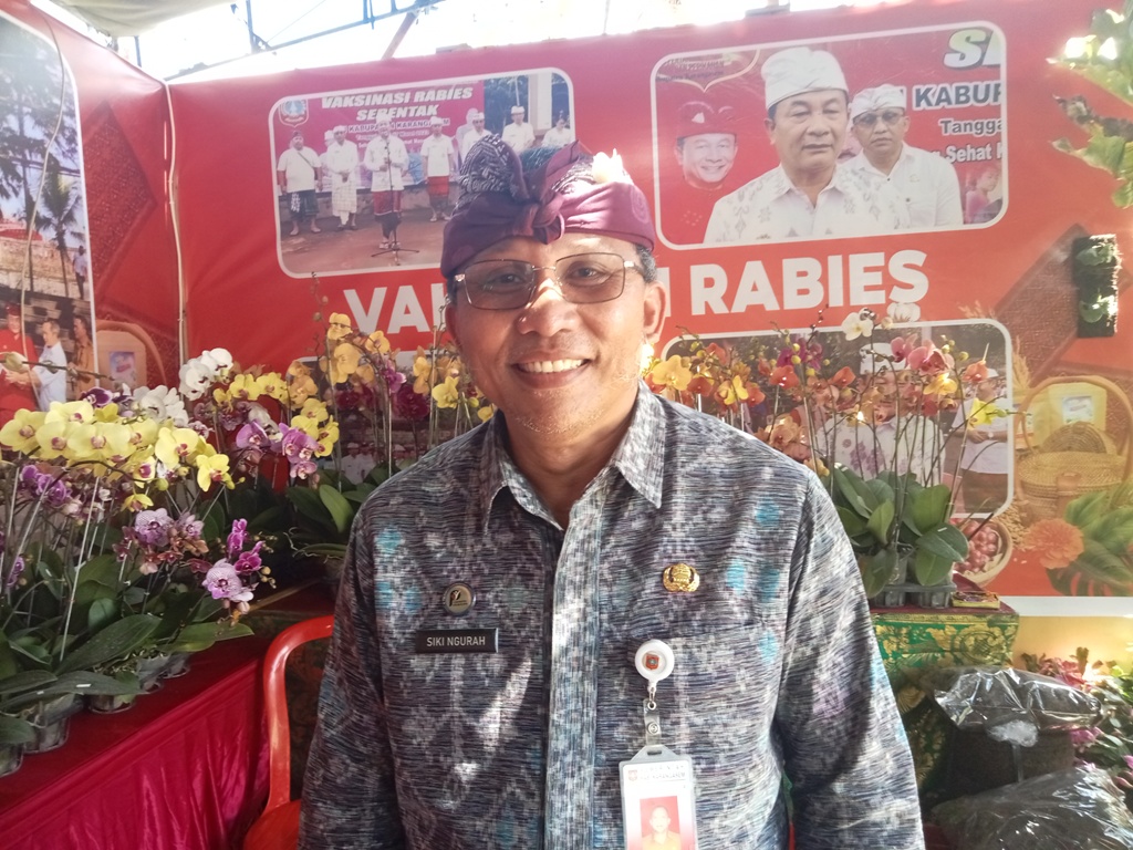 DIGIGIT: Kadistan PP Karangasem I Nyoman Siki Ngurah paparkan ribuan kasus gigitan anjing. Didominasi tiga kecamatan dengan 68 korban dinyatakan positif.