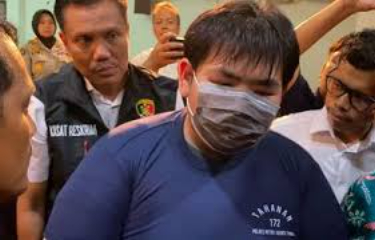 George Sugama Halim terlihat menangis saat digiring oleh polisi karena kasus penganiayaan terhadap karyawannya