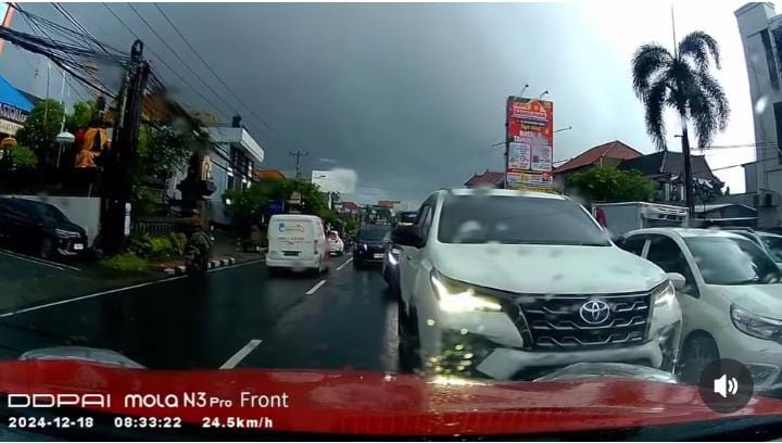 Pengemudi mobil dimaki usai menegur pengendara lain yang serobot jalur di Denpasar