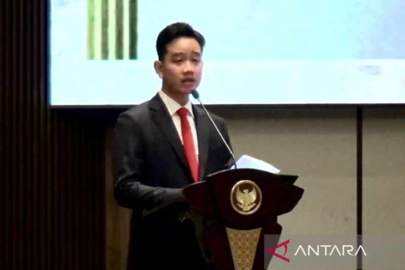 Wapres Gibran Rakabuming Raka memberikan sambutan dalam acara pelantikan Pengurus Pusat (PP) Pemuda Katolik Periode 2024&ndash;2027 di Gedung Konferensi Wali Gereja (KWI), Jakarta, Selasa (17/12/2024).