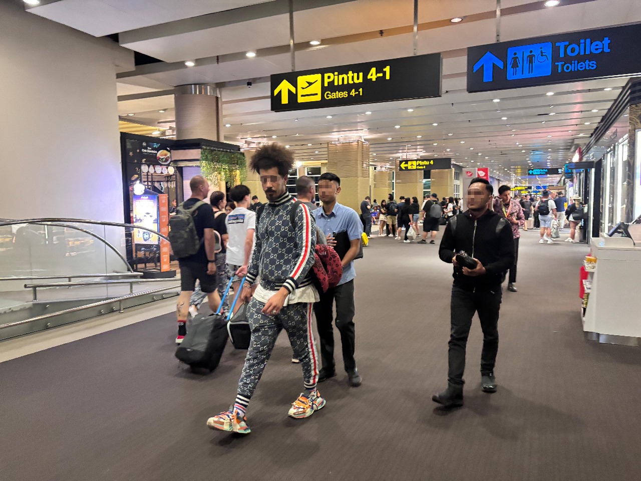DIDEPORTASI: HMSA dipulangkan ke negaranya melalui Bandara Internasional I Gusti Ngurah Rai. (Bali Express/Rudenim Denpasar)