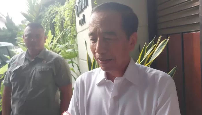 Presiden RI ke-7 Jokowi di kediamannya di Sumber, Solo. (ANTONIUS C/RADAR SOLO)