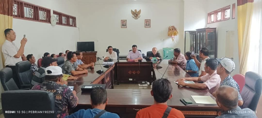 Pertemuan para pekerja dengan anggota DPRD Buleleng untuk meminta pendampingan dalam kasus penutupan hotel SPA Village secara sepihak.