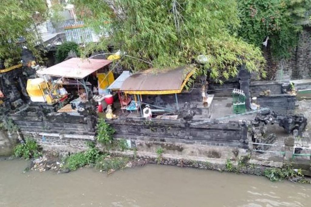 Pura Taman Beji Tukad Badung, sebuah pura unik yang terletak di tengah aliran Sungai Tukad Badung, Denpasar, Bali, mengundang rasa kagum dan penasaran.