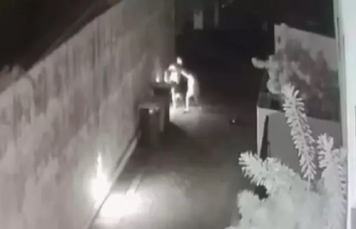 WNA asal Arab Saudi Alrabie Ahmad Ali Y, 38, terekam CCTV menganiaya wanita lokal yang tak lain kekasihnya sendiri hingga sekarat. (Istimewa.)