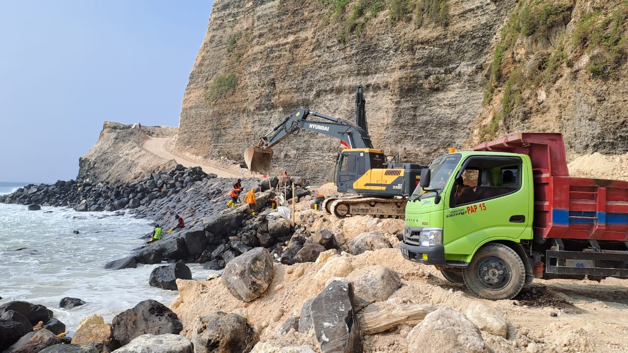 PENANGANAN: Proses pembangunan seawall di tebing Uluwatu, Desa Pecatu, Kecamatan Kuta Selatan, beberapa hari lalu.