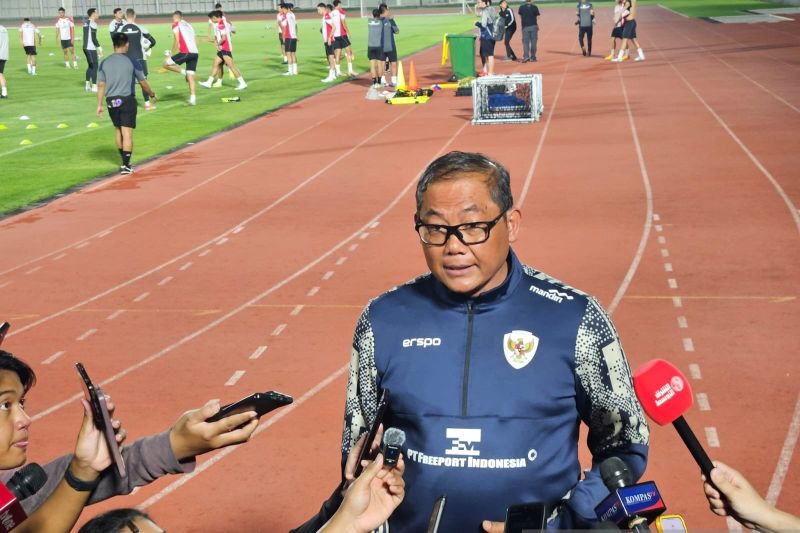 Manajer Timnas Indonesia Sumardji menjawab pertanyaan pewarta di sela-sela latihan timnas di Stadion Madya, Jakarta, Minggu (17/11/2024).