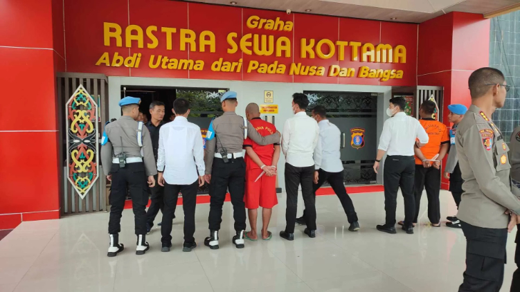 Seorang sopir taksi jadi tersangka usai laporkan kasus pembunuhan yang libatkan oknum polisi