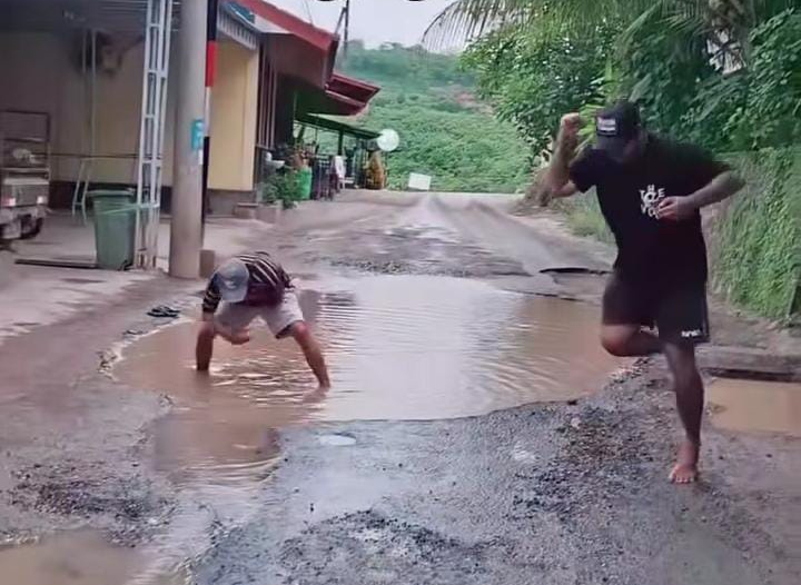 Warga Nusa Penida Protes Jalan Rusak dengan Cara Unik ala Agus Buntung
