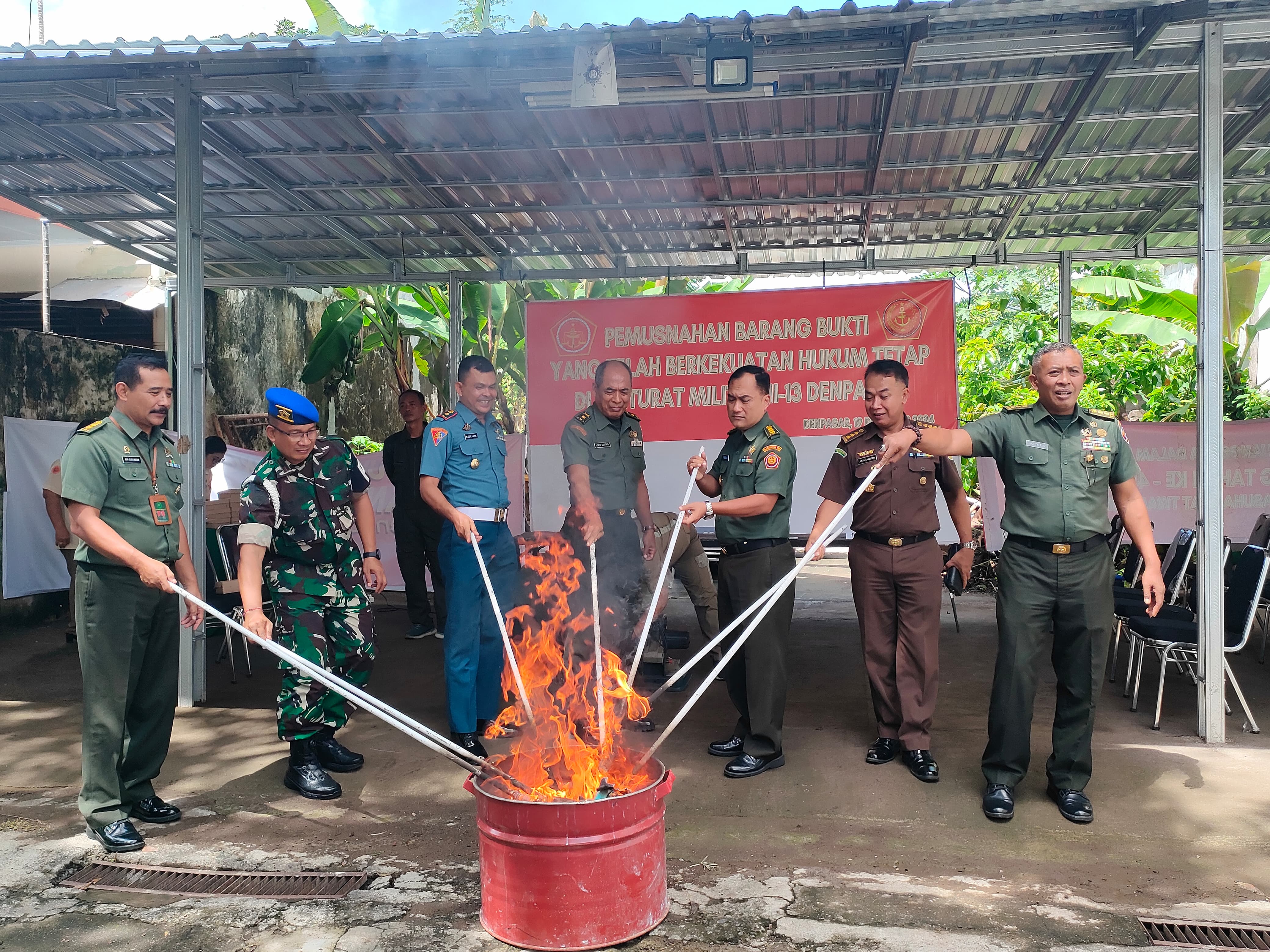 Otmil III-13 Denpasar melaksanakan pemusnahan barang bukti perkara yang sudah inkracht dengan cara dibakar. (Bali Express/I Gede Paramasutha)