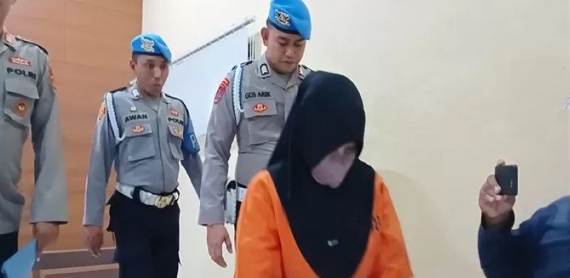 Buron penyeludupan penyu, Siti Aminah, saat diamankan Polres Jembrana.