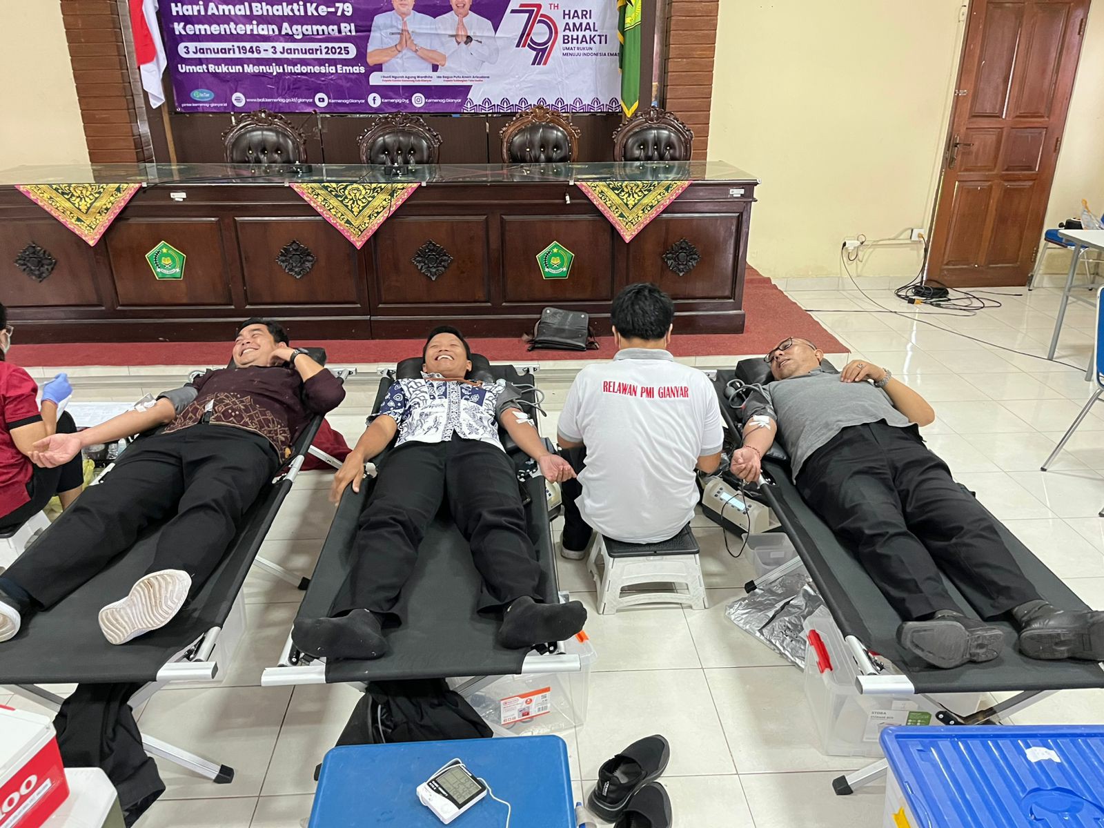 SOSIAL : Kegiatan bakti sosial dengan pelaksanaan donor darah.