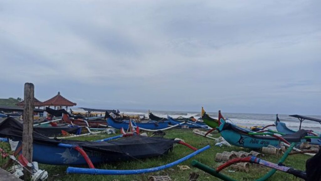 LIBUR: Perahu nelayan di Pantai Pasut terparkir rapi, karena mereka tidak melaut akibat kondisi cuaca sangat buruk.