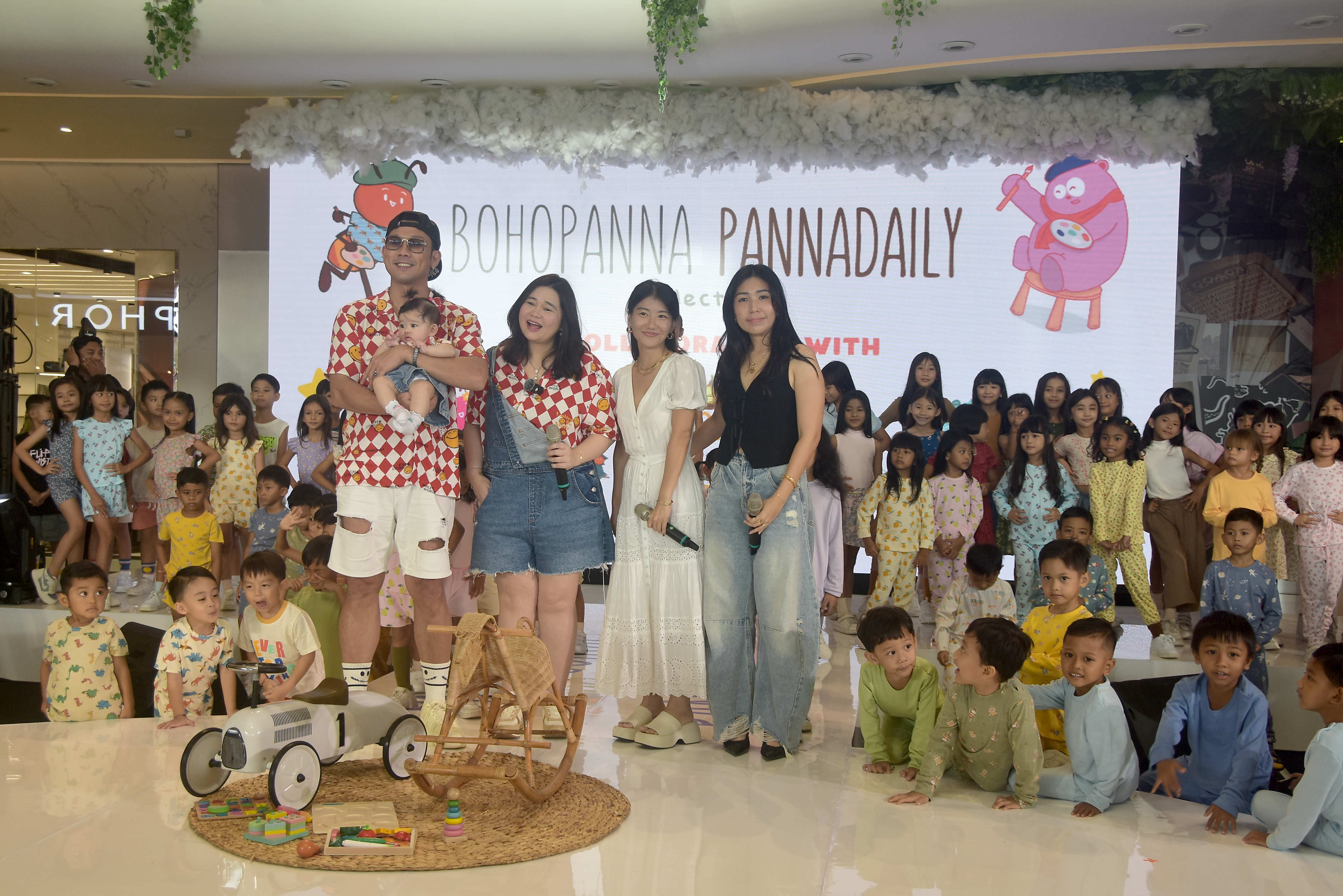 Denny Sumargo family saat menghadiri peluncuran Bohopanna Pannadaily di Main Atrium Icon Mall Bali, Sanur, Denpasar, Kamis (19/12).