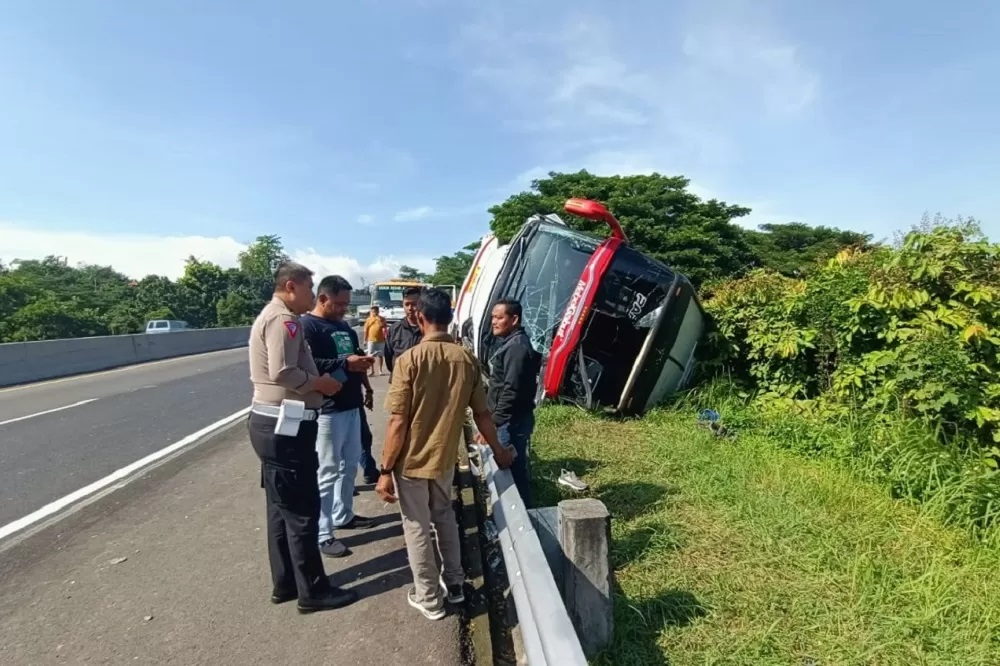 Kecelakaan lalu lintas melibatkan bus penumpang dengan truk tronton di di Jalan Tol KM 423 Jalur B Banyumanik, Kecamatan Banyumanik, Kota Semarang, Kamis (19/12/2024) sekitar pukul 07.25. (ISTIMEWA)