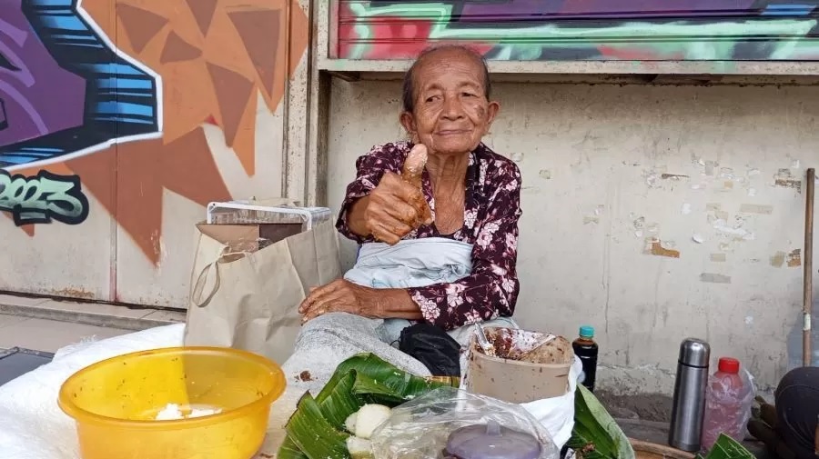 Mbok Satinem, penjual lupis legendaris (IWAN NURWANTO/RADAR JOGJA)