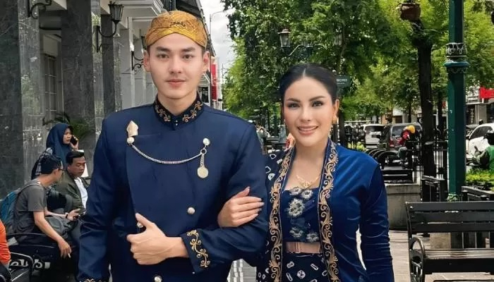 Nikita Mirzani dan Matthew Gilbert Hebohkan Publik dengan sejumlah potret kemesraan di media sosial
