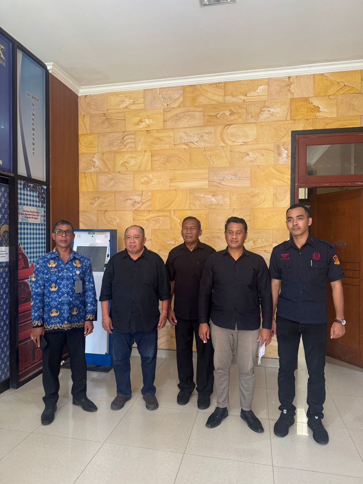 Gus Toni (dua dari kiri) bersama dua tersangka lain Nengah Sujana dan Gede Dodi (baju kemeja hitam polos), saat akan menjalani penahanan di LP Kerobokan. (Bali Express/Istimewa)