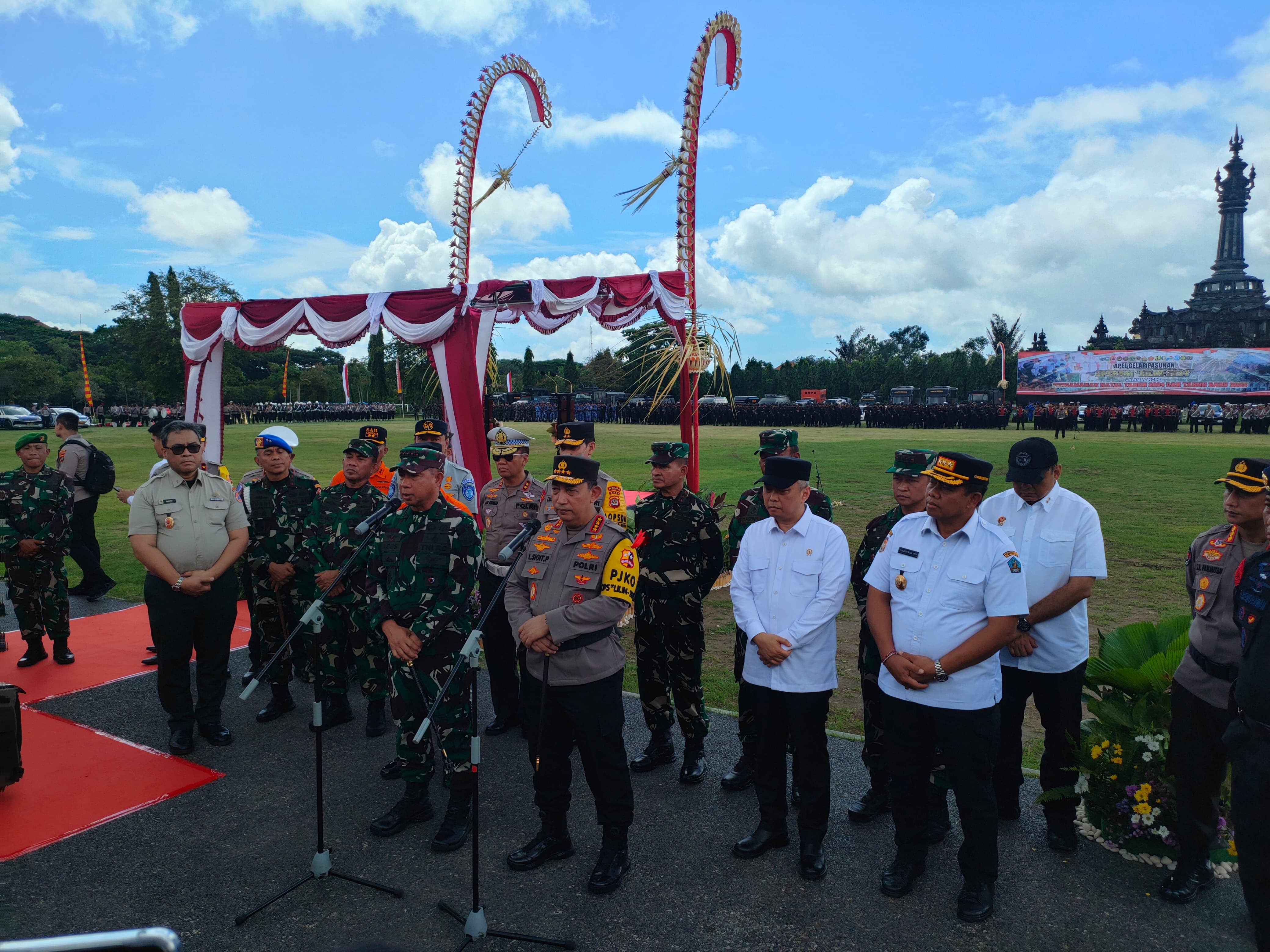 Kapolri Jenderal Polisi Listyo Sigit Prabowo bersama Panglima TNI Jenderal Agus Subiyanto usai memimpin Apel Gelar Pasukan Ops Lilin Agung di Bali. (Bali Express/I Gede Paramasutha)