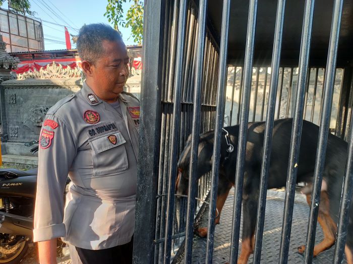 Anjing pelacak milik Polres Buleleng yang akan dilibatkan dalam proses sterilisasi tempat ibadah.