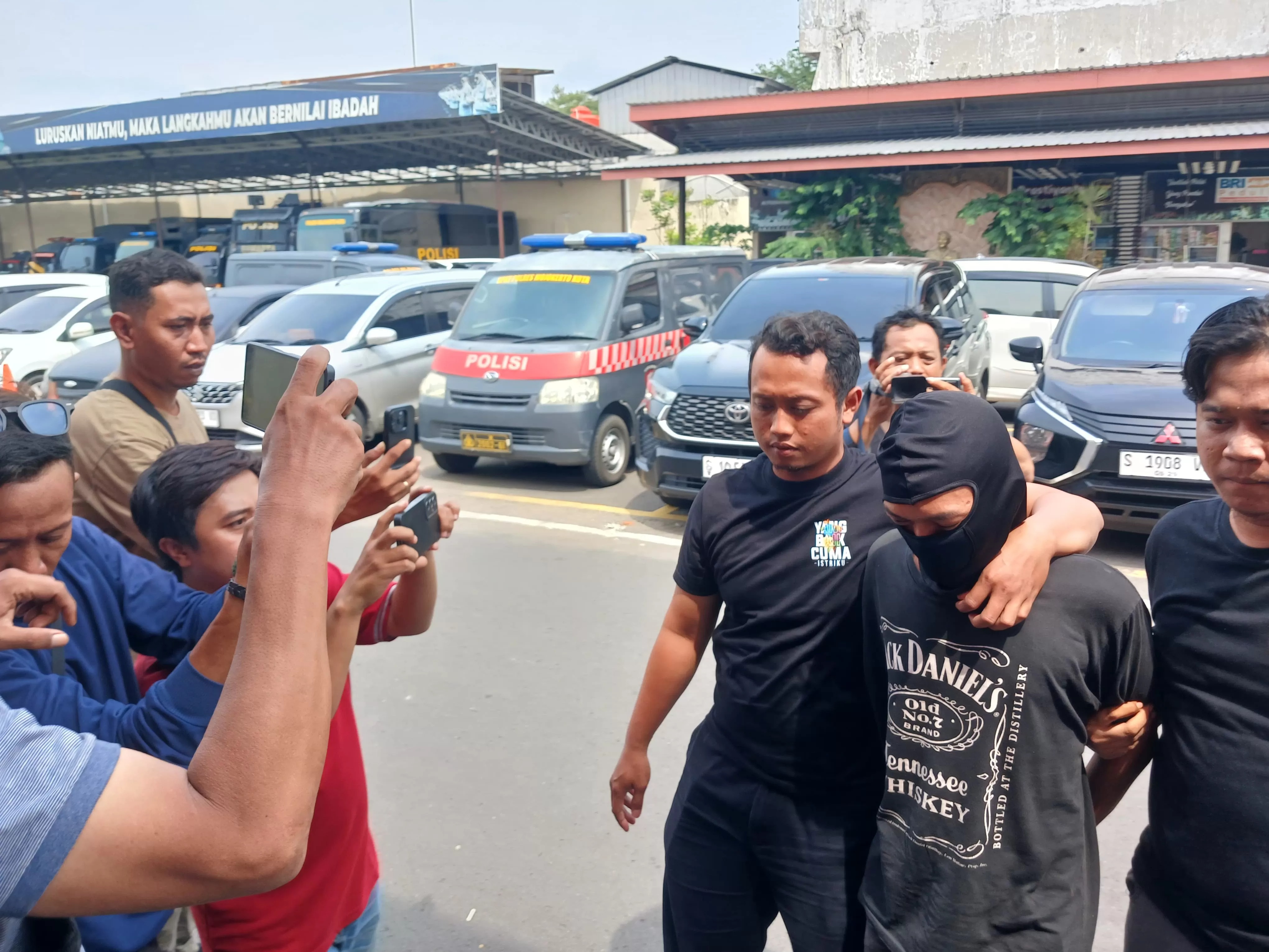 DIKELER: Pelaku pembunuhan anak yatim dikeler petugas Polres Kota Mojokerto. Polisi masih dalami motifnya.