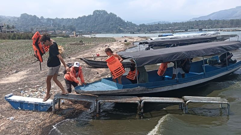 Suasana kapal boat penyeberangan Danau Batur sandar di dermaga sementara di Desa Kedisan, Kecamatan Kintamani, Kabupaten Bangli, Bali.