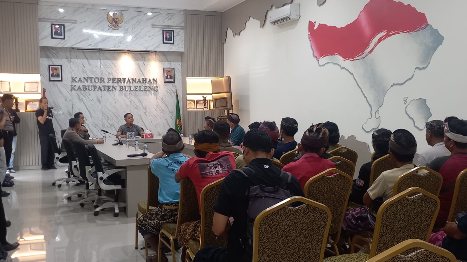 Warga Eks Tim-tim mendatangi kantor BPN Kabupaten Buleleng meminta transparansi proses redistribusi tanah.