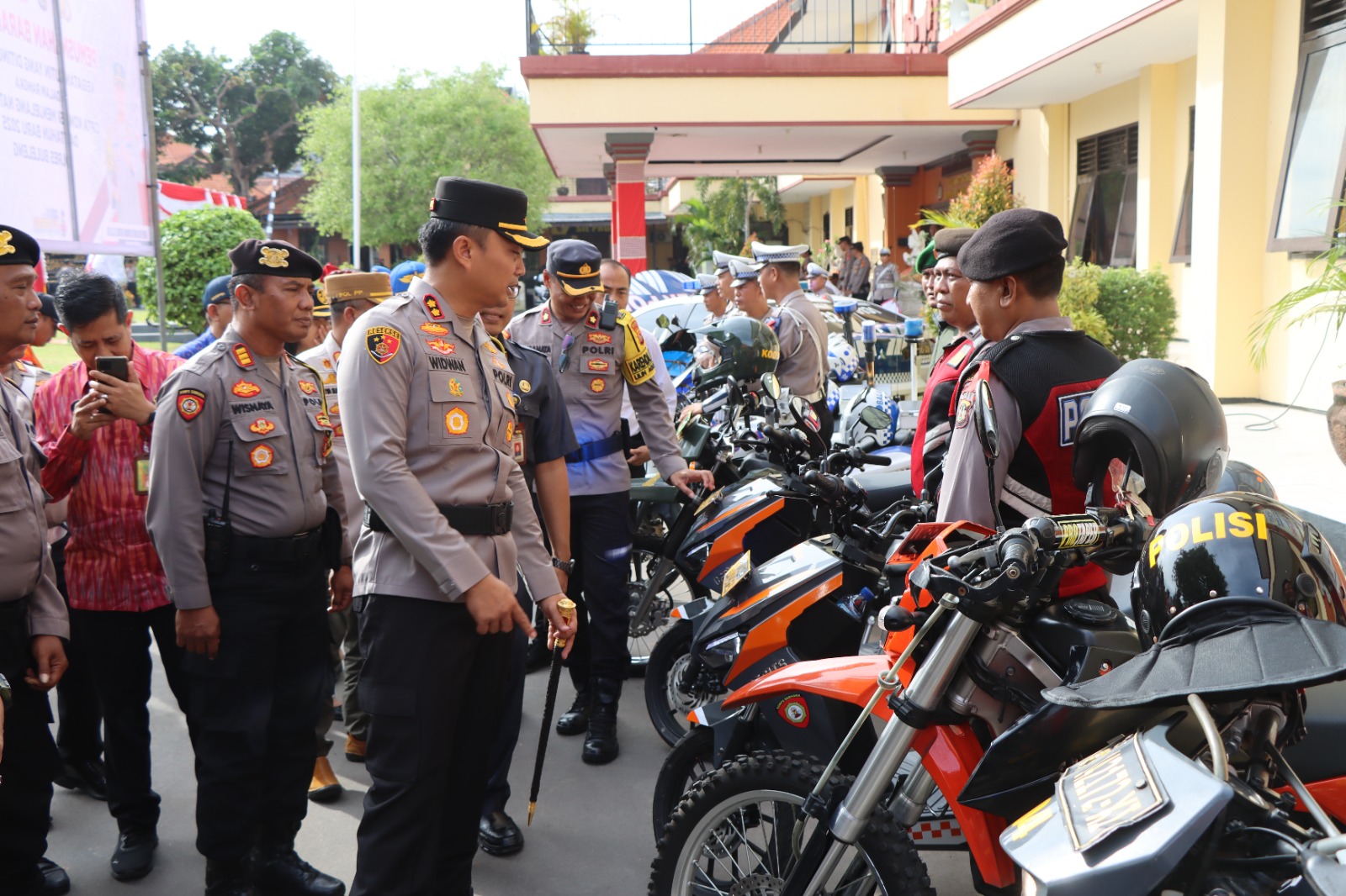 Pengecekan kendaraan satuan setelah Apel Operasi Lilin Agung 2024 untuk Pengamanan Nataru di Polres Buleleng.