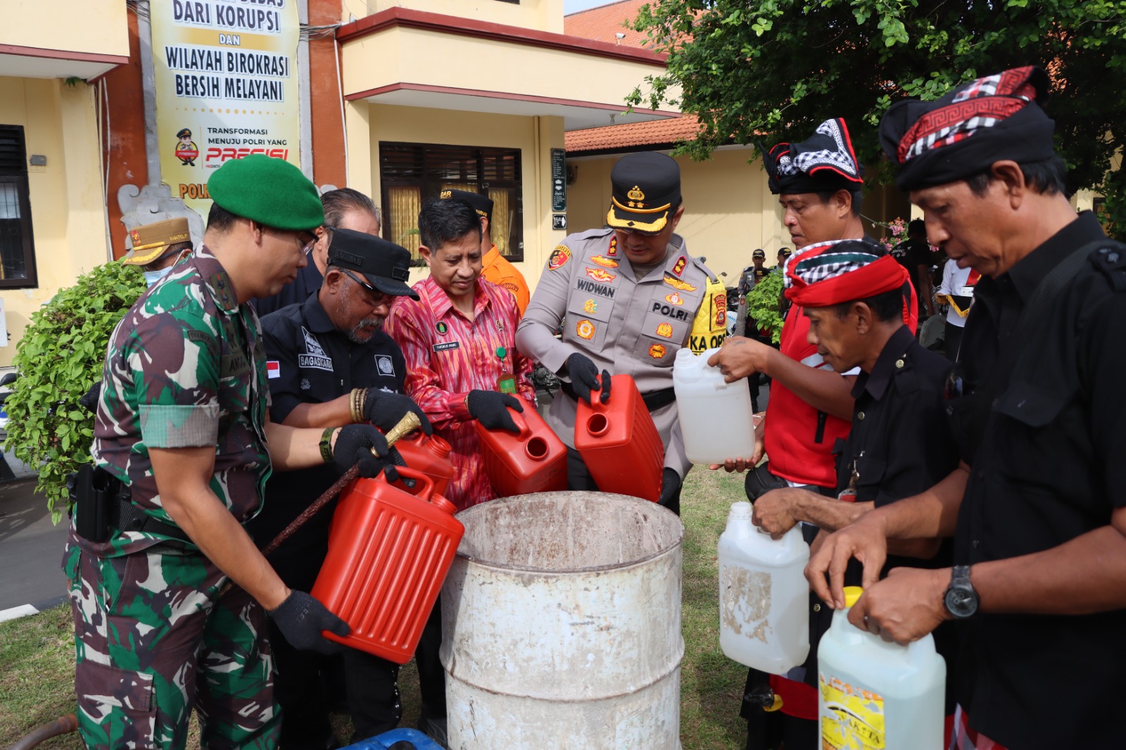 Pemusnahan minuman keras di Polres Buleleng.