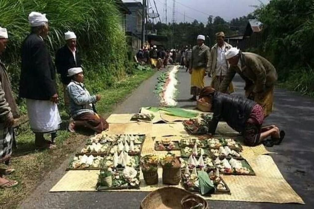 Di Desa Sukawana, Kintamani, Bangli, terdapat tradisi Hindu Bali yang sakral bernama Masegeh Ngelamuin.