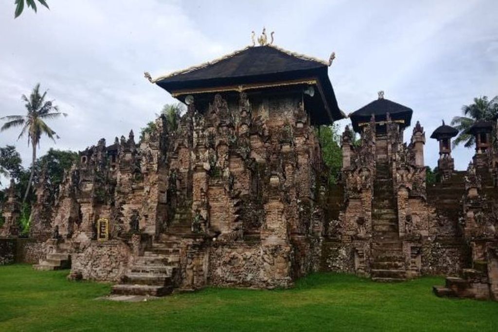 Pura Beji terletak di Desa Sangsit, Kecamatan Sawan, Kabupaten Buleleng, Bali.