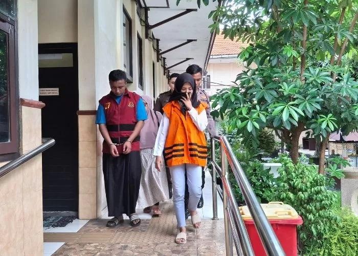 ANIAYA: Mian Tasgeen, 23, dan Novita Anggraini, 26, pasutri yang tega menganiaya anaknya hingga tewas.