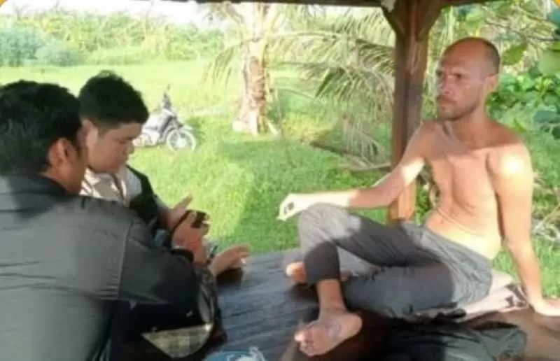 WISATAWAN MODAL NEKAT : Kondisi WNA asal Ukraina yang diamankan petugas Polsek Tabanan dan Satpol PP Tabanan. (Foto Polsek Tabanan Untuk Radar Bali)