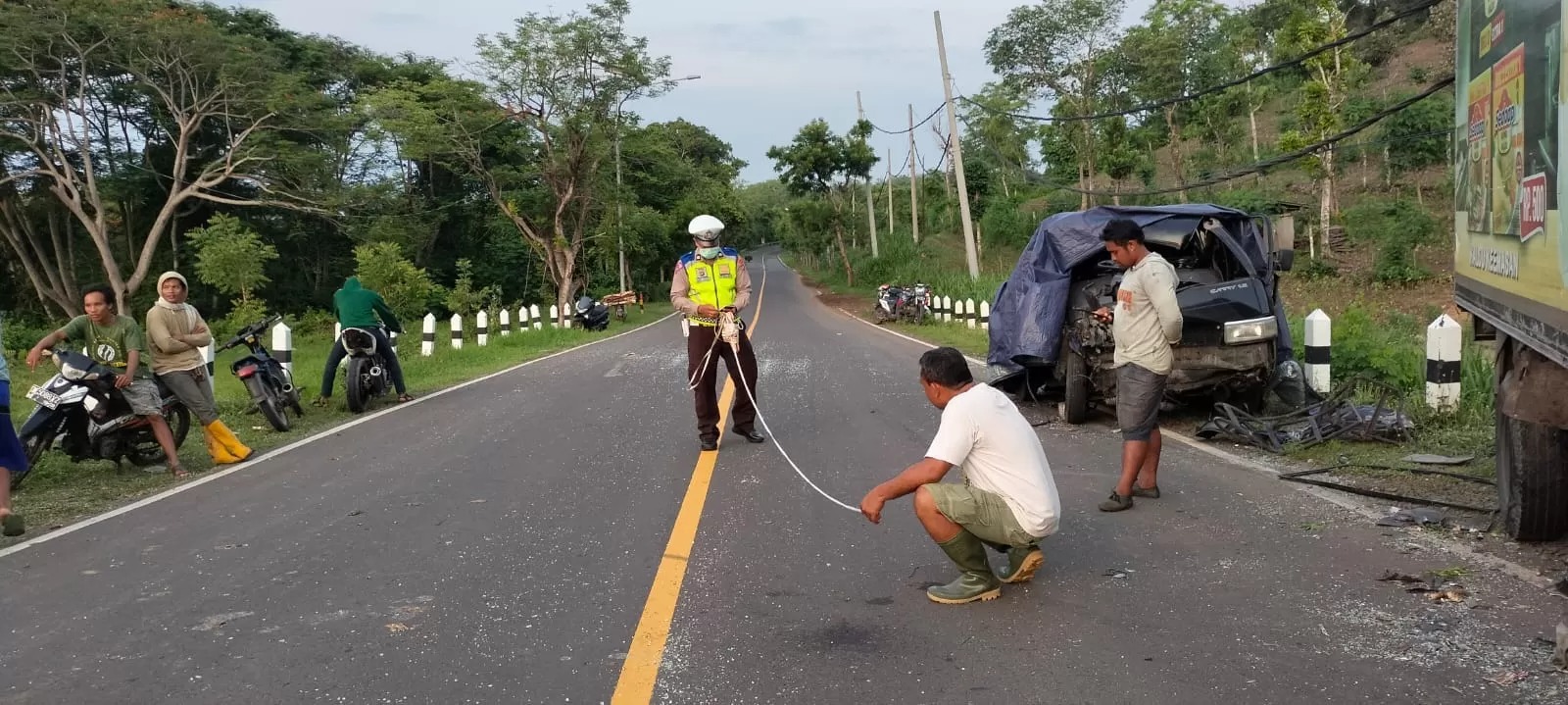 Polisi melakukan olah TKP di lokasi kecelakaan maut yang terjadi di Jalan Raya Singaraja-Gilimanuk, wilayah Desa Pejarakan, Jumat (19/12/2024).