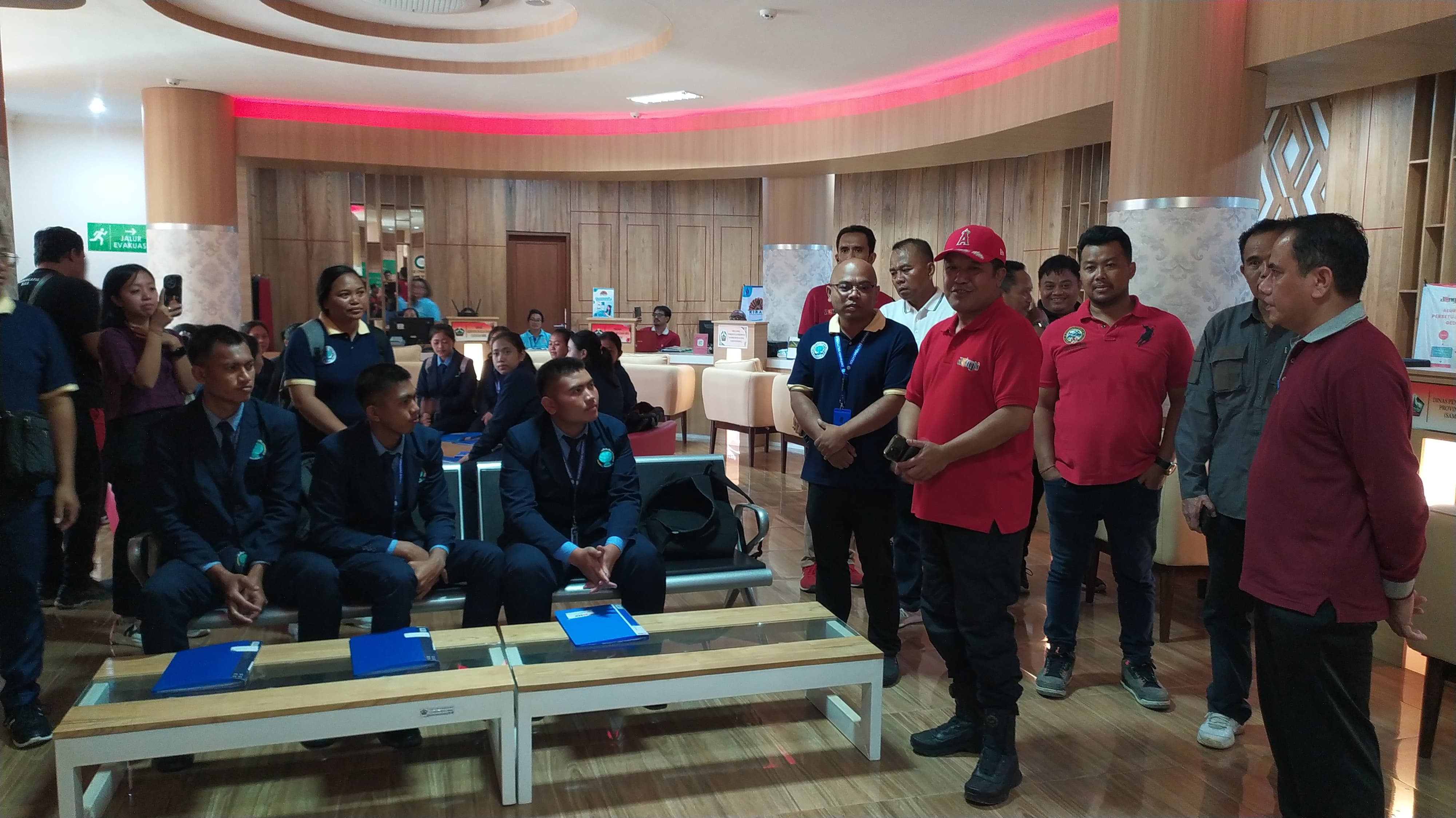 Bupati Bangli Sang Nyoman Sedana Arta (pakai topi) meninjau hari pertama layanan paspor di MPP Bangli pada Jumat (20/12/2024).