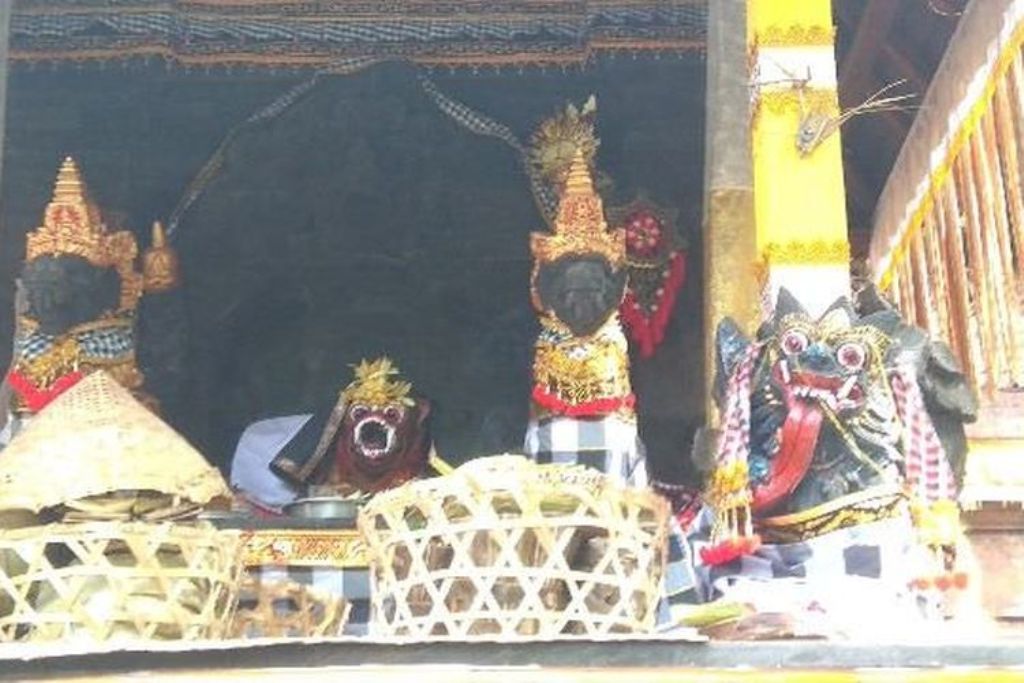 Palinggih Ratu Gede yang berdiri megah di depan Pura Dalem Semana Desa Adat Demayu, Singakerta, Ubud, Gianyar, Bali
