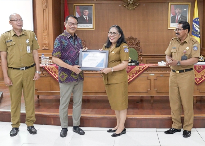 PENGHARGAAN: Wabup Suiasa saat menyerahkan Penghargaan Terkait Hasil Pengawasan Kearsipan Internal dan Penyusutan Arsip Daerah Tahun 2024 di Ruang Rapat Kriya Gosana Puspem Badung, Senin (23/12).