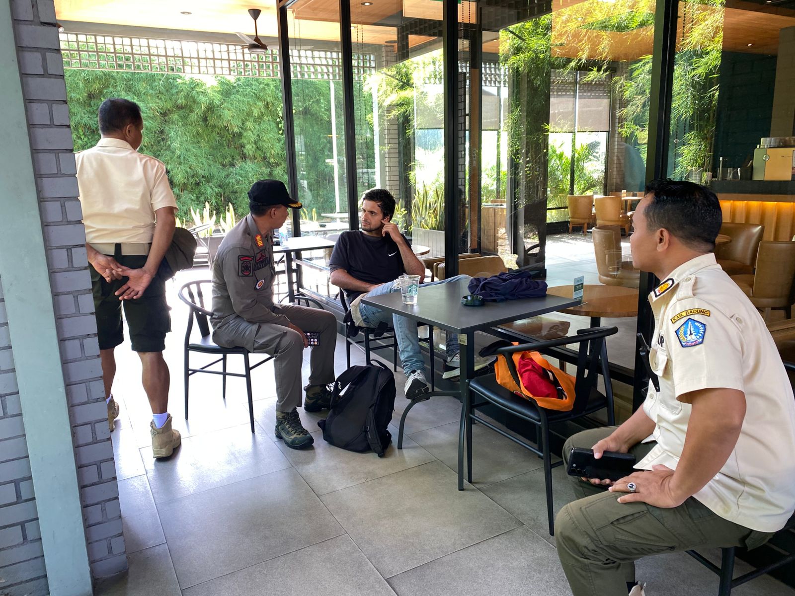 DIAMANKAN: Petugas Satpol PP Pariwisata Badung saat mengamankan WNA Amerika Setikat di salah satu usaha di wilayah Petitenget, Kerobokan Kelod, Kecamatan Kuta Utara, Senin (23/12).