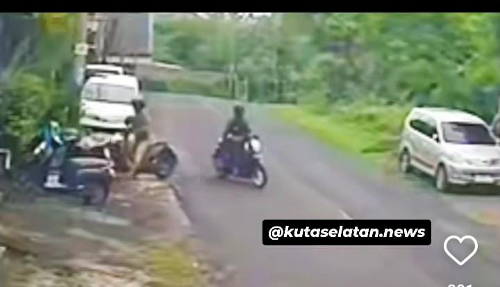 Dua orang pria terekam CCTV mencuri sepeda motor di Kuta Selatan