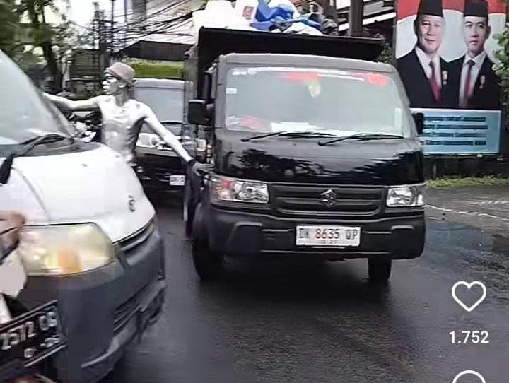 Viral aksi manusia silver bantu urai kemacetan di Bali