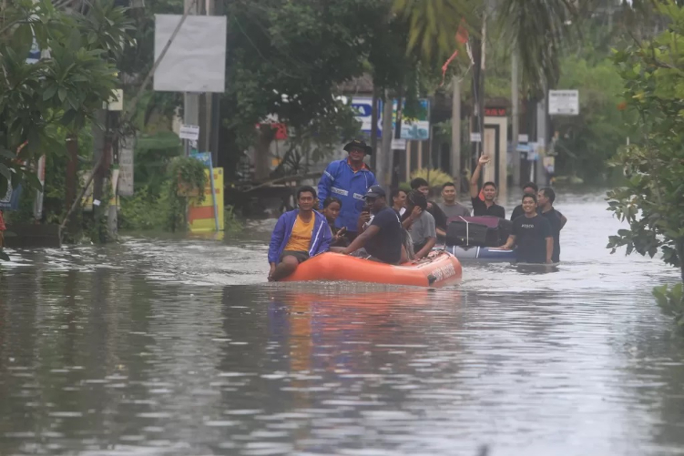 Tim dari Balawisata Badung saat evakuasi wisatawan dengan rubber boat dari vila kawasan Jalan Dewi Sri IV yang terdampak banjir
