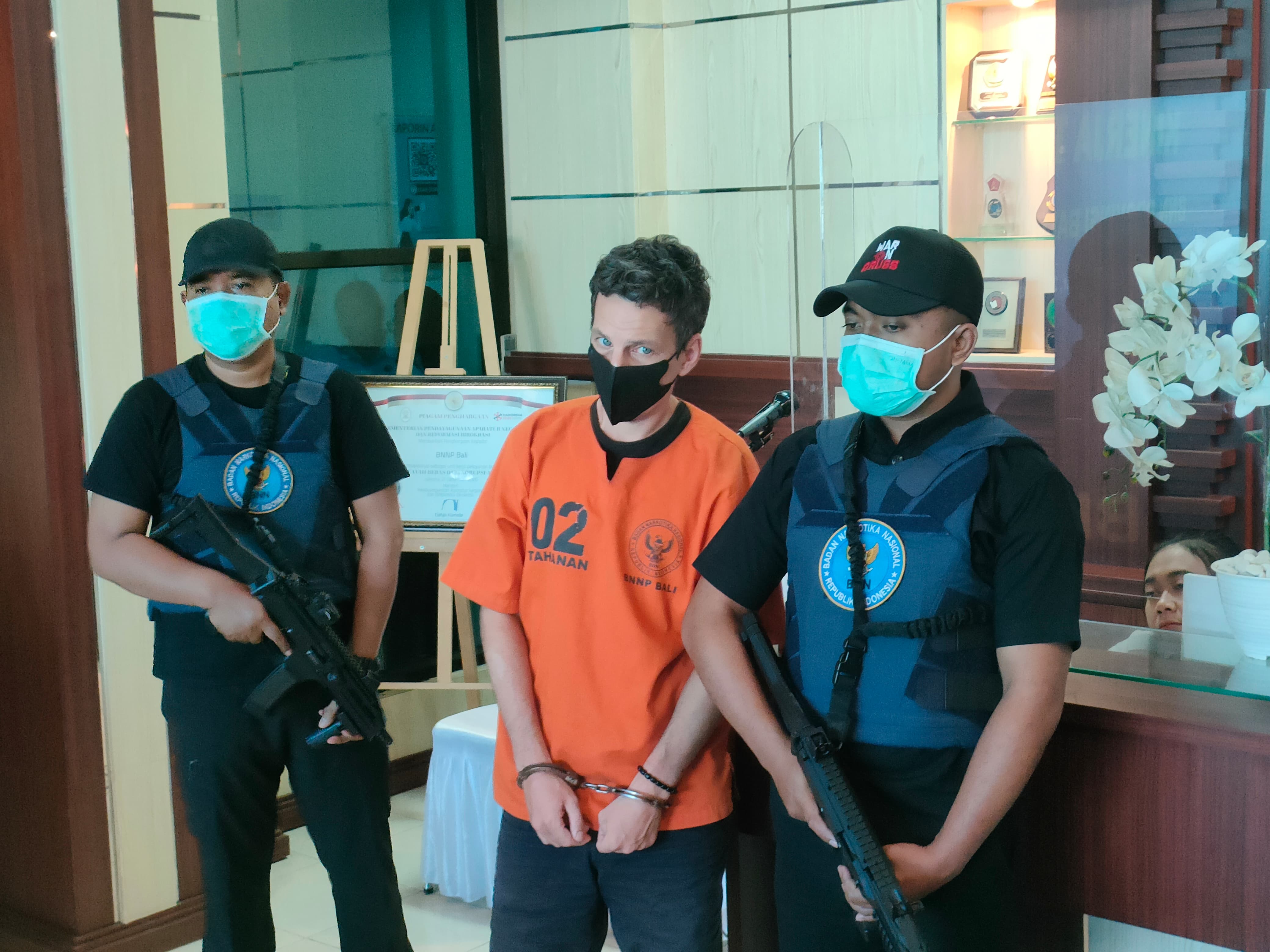 Tersangka pengedar berbagai jenis narkoba WNA Rusia Evgenii. (I Gede Paramasutha)