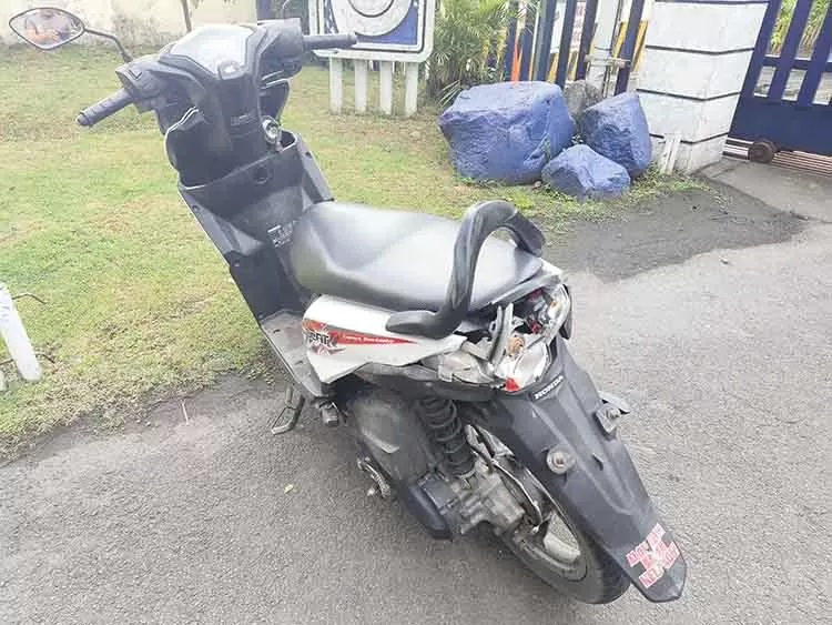 BARANG BUKTI: Motor yang dikendarai korban diamankan di Poslantas Pandaan.