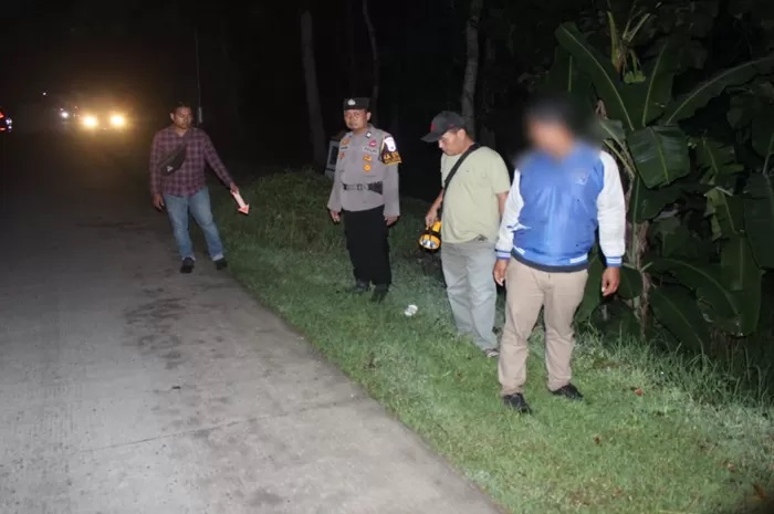 OLAH TKP: Anggota Polsek Brati melakukan olah TKP tentang pembegalan sepeda motor di jalan Purwodadi&ndash;Kudus tepatnya di Desa Kronggen, Brati yang diketahui hanya laporan palsu.