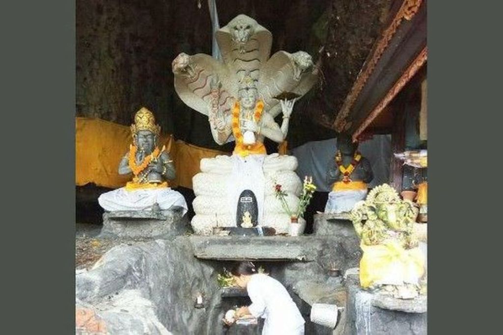 Pura Tirtha Lan Segara Dangkahyangan Rambutsiwi, salah satu tempat suci Hindu Bali yang terletak di Desa Yehembang, Kecamatan Mendoyo, Jembrana