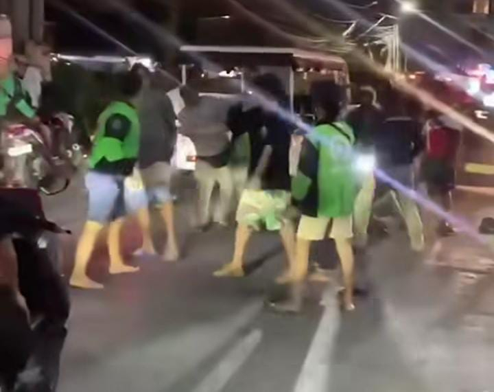 Beredar sebuah video baku hantam antar driver ojek online dan warga